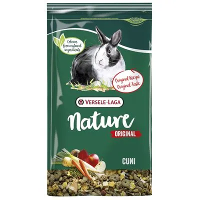 Versele-Laga Nature Original Cuni konijnenvoer, tekst: Colours from natural ingredients, Original Recipe Original Taste. Afbeelding van groente en een zwart-wit konijn op de verpakking.