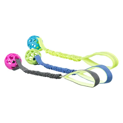 Tre elastiska hundleksaker med handtag och bollar i rosa, blått och grönt. Material: plast och tyg.
