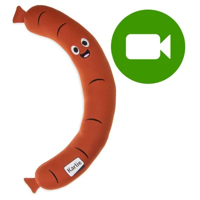 Przycisk odtwarzania wideo. Kliknij tutaj, aby obejrzeć film produktu Karlie – pluszowa zabawka w kształcie kiełbasy z uśmiechniętą buzią. Przycisk odtwarzania wideo. Kliknij tutaj, aby obejrzeć film produktu Karlie – pluszowa zabawka w kształcie kiełbasy z uśmiechniętą buzią.