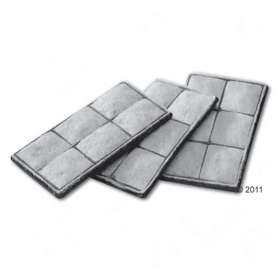 Trois filtres rectangulaires en tissu gris, divisés en sections carrées visibles, posés les uns sur les autres.