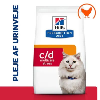Hill's Prescription Diet c/d multicare stress kattefoder, tekst: PLEJE AF URINVEJE, kyllingesymbol øverst til højre. Synlig kat på emballagen.