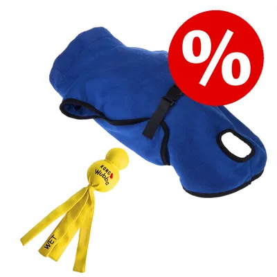 Manteau bleu pour chien avec fermeture noire et jouet jaune KONG Wubba Wet, symbole de réduction en haut à droite.