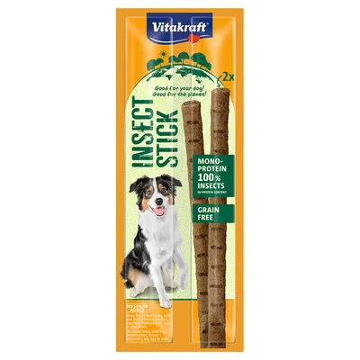 Vitakraft Insect Stick, mono-protein 100% rovar, gabonamentes, hozzáadott cukor nélkül, színezék és tartósítószer nélkül. A csomagoláson két stick és egy kutya látható.