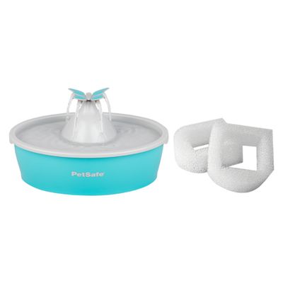 Emballage de la fontaine à eau papillon Drinkwell PetSafe, avec photos d’un chat et d’un chien buvant dans une fontaine bleue. Texte visible : Fontaine à eau papillon pour animaux de compagnie.