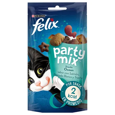 Purina Felix party mix Snacks Ocean, sabor con salmón, pescado blanco y trucha. Por snack 2 kcal en promedio. Envase con ilustración de gato y snacks visibles.