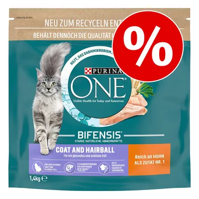 Pachet Purina ONE Bifensis Coat and Hairball, 1,4 kg, imagine cu pisică și carne de pui, text vizibil în germană și engleză, simbol procent mare pe fundal roșu.