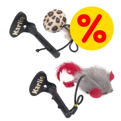 Giocattoli per gatti Karlie con manico nero, uno con pallina maculata e uno con topo grigio e rosso. Simbolo di percentuale su sfondo giallo indica offerta o sconto.