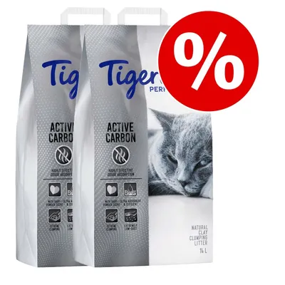 To sække Tigerino Active Carbon kattegrus, tekst: Highly effective odour absorption, with baby powder scent, ultra absorbent & efficient, extreme clumping, extremely low-dust. Procenttegn.