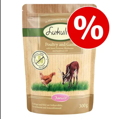 Pachet Lukullus Poultry and Game Junior 300 g, etichetă grain-free, text promoțional cu simbol procent. Text în engleză și germană pe ambalaj.