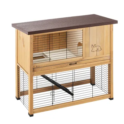 Gabbia in legno per piccoli animali a due livelli, griglia metallica, rampa e motivo con coniglio sulla porta. Parte superiore chiusa, parte inferiore aperta. Gabbia in legno per piccoli animali a due livelli, griglia metallica, rampa e motivo con coniglio sulla porta. Parte superiore chiusa, parte inferiore aperta.