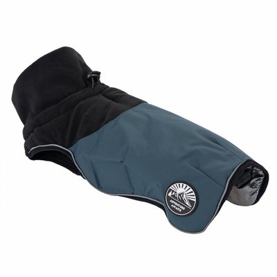 Kurtka dla psa z czarnego i niebieskiego materiału, widoczne logo z napisem ADVENTURE AWAITS, ściągacz przy kołnierzu, siateczka na końcu nogawki.