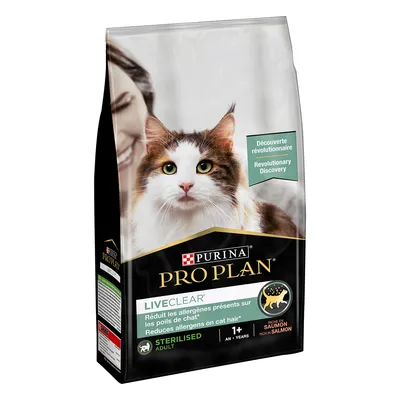 Sac de croquettes PURINA PRO PLAN LiveClear pour chat stérilisé, riche en saumon, 1+ an. Texte visible : réduit les allergènes présents sur les poils de chat. Découverte révolutionnaire.