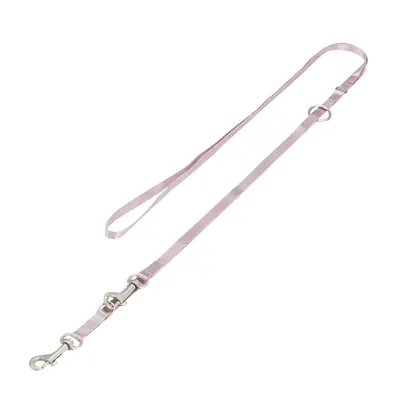 Roze hondenriem met verstelbare lengte, twee metalen karabijnhaken en een metalen ring.