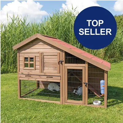 Holz-Kleintierstall mit rotem Dach, zwei Ebenen und Gitterwänden. Zwei Kaninchen im unteren Bereich. Blauer Kreis mit Text 'Top Seller'.