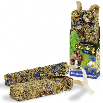 Grainless Farmys prästkrage & blåklint. Spannmålsfritt foder för smådjur, med naturliga ingredienser och dekorativa blommor. Förpackningen visar kanin och marsvin.