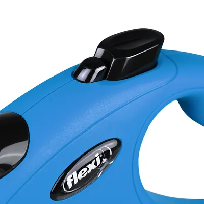 Flexi Hundeleine mit blauem Griff und schwarzem Verschlussmechanismus, Markenlogo sichtbar.