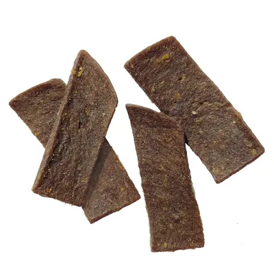 Quattro snack rettangolari per cani marroni a base di carne pressata, senza confezione visibile.