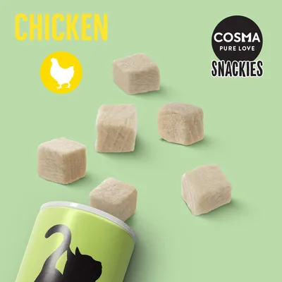 Cosma Pure Love Snackies mit Huhn. Gefriergetrocknete Würfel, gelbes Hühnchen-Symbol und grüne Verpackung mit schwarzer Katzen-Silhouette.