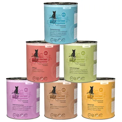 Boîtes Cat Finefood Classic, variétés visibles : hareng & crevettes, volaille, saumon & volaille, agneau & lapin, gibier, bœuf & veau. Textes multilingues sur chaque étiquette.
