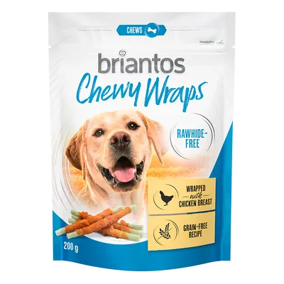 Förpackning briantos Chewy Wraps, text: RAWHIDE-FREE, WRAPPED with CHICKEN BREAST, GRAIN-FREE RECIPE, 200 g. Bild på tuggpinnar med kyckling och blå etikett CHEWS.