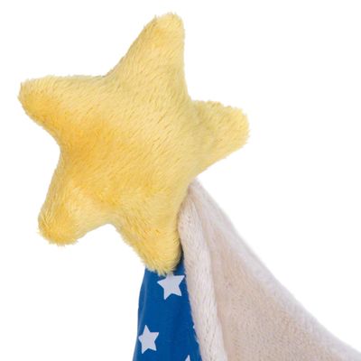 Juguete de peluche en forma de estrella amarilla con tela azul decorada con estrellas blancas y forro beige visible.