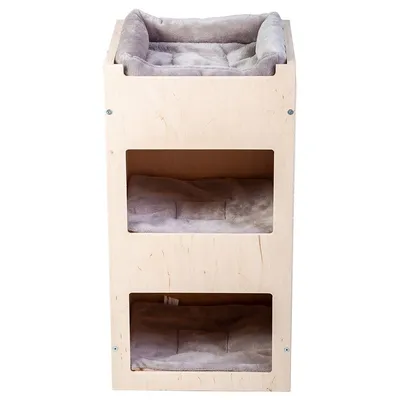 Tiragraffi in legno chiaro con tre livelli, ciascuno dotato di cuscino imbottito grigio. Struttura rettangolare con aperture frontali su due piani inferiori. Tiragraffi in legno chiaro con tre livelli, ciascuno dotato di cuscino imbottito grigio. Struttura rettangolare con aperture frontali su due piani inferiori.