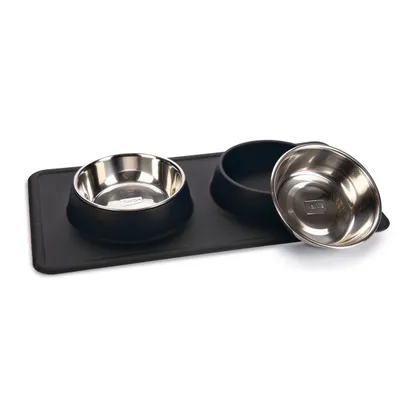 Set de 2 gamelles en inox Karlie avec support noir antidérapant, chaque gamelle porte l’inscription « Karlie » au fond. Tapis rectangulaire inclus.
