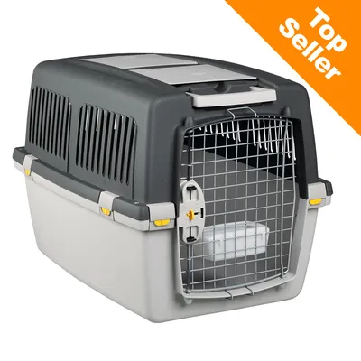 Transportbur i plast med gallerdörr och handtag, märkning 'Top Seller' synlig i orange hörn. Lås- och ventilationsdetaljer tydliga på buren.