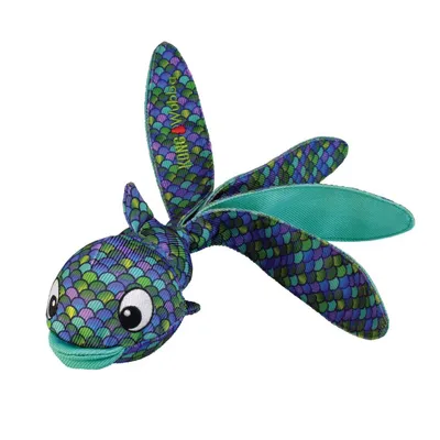 Spielzeug in Fischform mit bunten Schuppenmuster und grünen Flossen, Markenname 'Kong Wubba' sichtbar auf der Oberfläche.