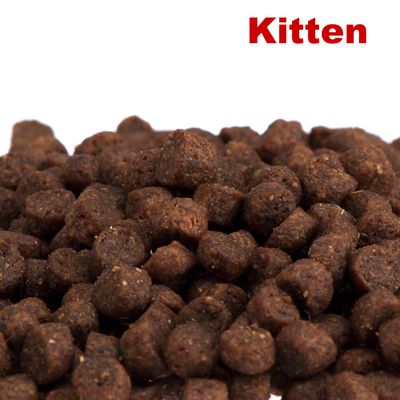 Droge brokjes kattenvoer met de tekst 'Kitten' in rood linksboven zichtbaar op de afbeelding.