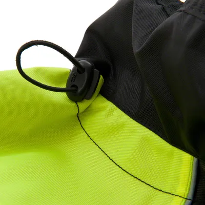 Gros plan sur un cordon de serrage avec bloqueur en plastique noir, tissu jaune fluo et noir visible. Matière textile synthétique.