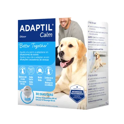 Embalagem de ADAPTIL Calm Difusor, inclui texto: 'Ajuda o seu cão a adaptar-se em situações causadoras de stresse', recarga 48 ml, recomendado por veterinários. Imagem de cão amarelo.