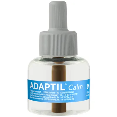 ADAPTIL Calm, flaske med 48 ml væske og gråt låg. Kontaktoplysninger synlige på blåt etiket.
