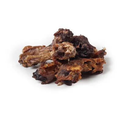 Trozos de carne seca, marrones y crujientes, sobre fondo blanco. Trozos de carne seca, marrones y crujientes, sobre fondo blanco.