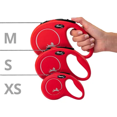 Flexi кучешки поводи в червено, размери XS, S и M. Показани са три модела с дръжка и повод за различни размери кучета.