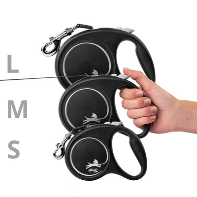 Flexi Hundeleinen in Grössen L, M und S. Schwarze Leinen mit ergonomischem Griff und silbernem Logo. Hand hält eine der Leinen.