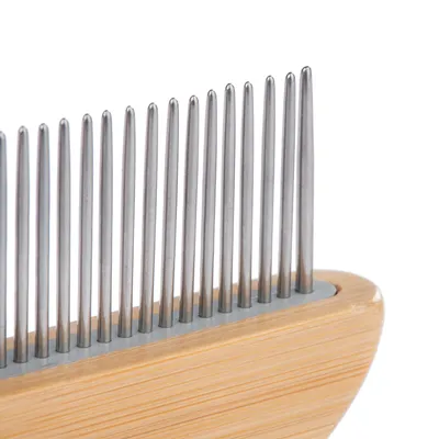 Kam met metalen pinnen en houten handvat, geschikt voor vachtverzorging.