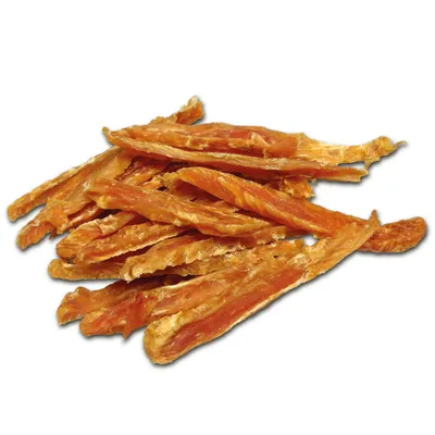 Getrocknete Hühnerstreifen, goldbraun und länglich, als Snack oder Belohnung für Haustiere.