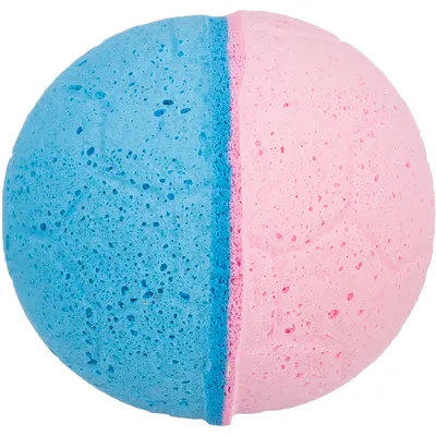 Balle pour animal en mousse, moitié bleue et moitié rose, surface texturée à petits trous visibles.