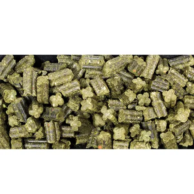 Grüne, gepresste Pellets und sternförmige Stücke aus pflanzlichem Material, Nahaufnahme des Futters. Grüne, gepresste Pellets und sternförmige Stücke aus pflanzlichem Material, Nahaufnahme des Futters.