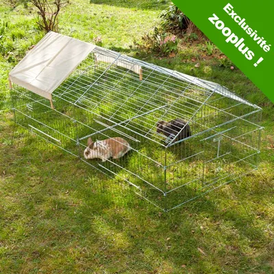 Enclos extérieur en métal avec toit partiel en tissu, deux lapins à l’intérieur. Bandeau vert : Exclusivité zooplus !