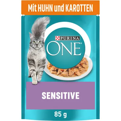 PURINA ONE SENSITIVE kattefoder, 85 g. Tekst: Mit HUHN und KAROTTEN, SENSITIVE. Billede af grå kat og tallerken med foderstykker.