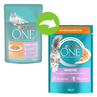 Pakkausmuutos: Purina ONE Sensitive 85 g kissan märkäruoka. Vasemmalla vanha pakkaus, oikealla uusi, jossa teksti 'Mit HUHN und KAROTTEN'. Molemmissa näkyy tuotemerkki ja annoskuva.
