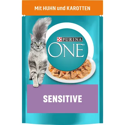 Purina ONE Sensitive Katzenfutter mit Huhn und Karotten. Verpackung zeigt eine graue Katze und ein Teller mit Futterstücken.