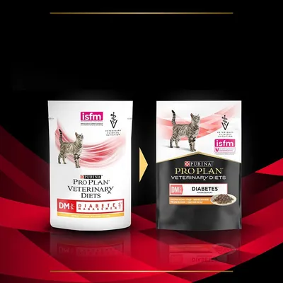 Две опаковки PURINA PRO PLAN VETERINARY DIETS DM ST/OX DIABETES MANAGEMENT за котки, с лого isfm и изображение на котка. Стара и нова визия на продукта.
