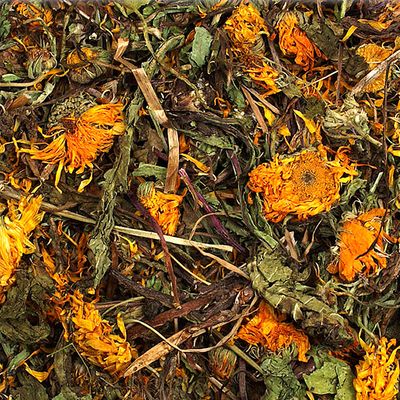 Смесь сушёных трав и цветов с видимыми оранжевыми соцветиями и зелёными листьями. Без упаковки, только содержимое.