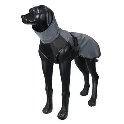 Cappotto nero per cani con tessuto riflettente e copertura per il collo, presentato su una statua di cane nera.