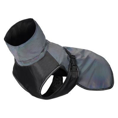 Cappotto nero per cani con tessuto riflettente e copertura per il collo, presentato su una statua di cane nera.