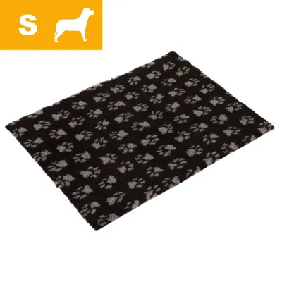 Sort hundetæppe med grå poteaftryk, størrelse S vist i gul felt med hvid hundesilhuet og bogstavet S øverst til venstre. Sort hundetæppe med grå poteaftryk, størrelse S vist i gul felt med hvid hundesilhuet og bogstavet S øverst til venstre.