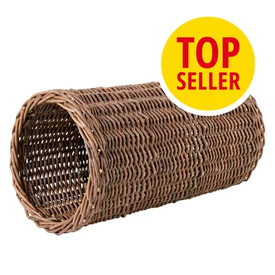 Geflochtener Tunnel aus braunem Naturmaterial mit gelbem Kreis und rotem Text 'Top Seller'. Geflochtener Tunnel aus braunem Naturmaterial mit gelbem Kreis und rotem Text 'Top Seller'.